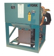 Винтовые чиллеры водяного охлаждения конденсатора; компрессорно-испарительные блоки  Чиллеры York YCSE